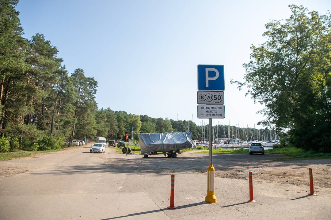 Suklaidino: ženklai nurodo, kad stovėjimas aikštelėje yra mokamas.