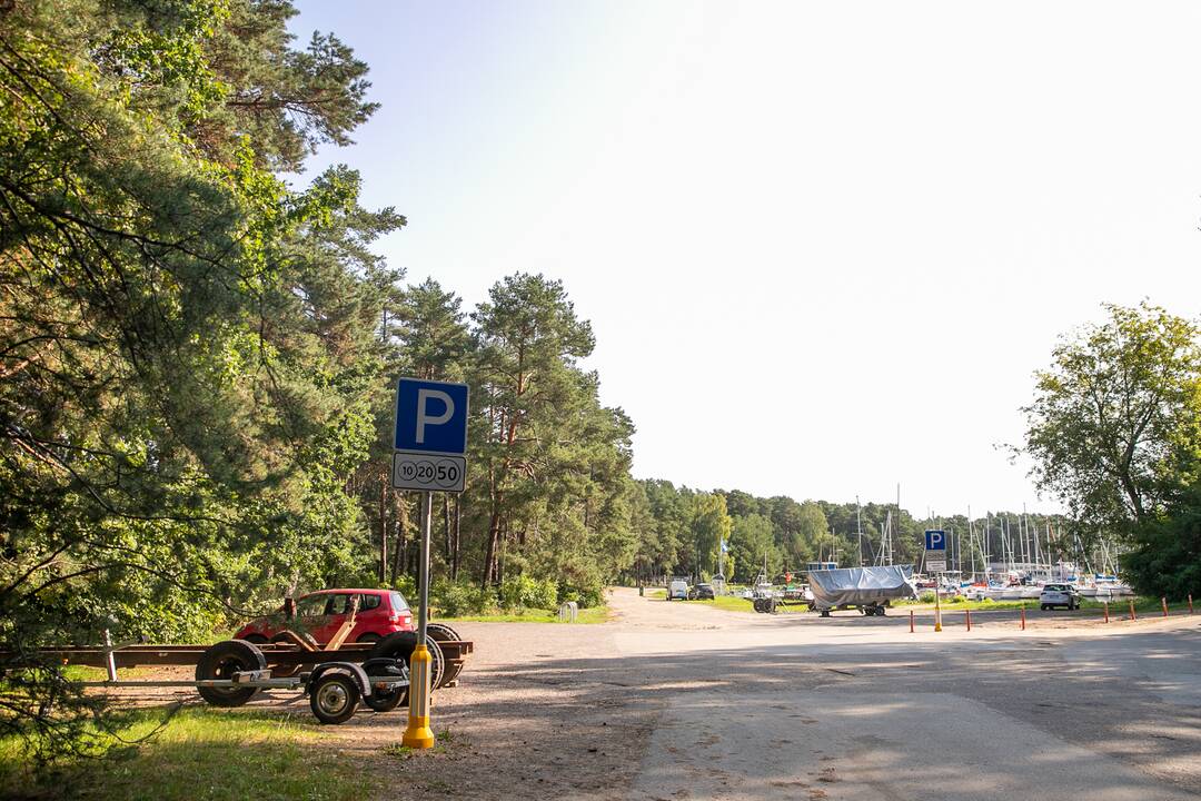 Suklaidino: ženklai nurodo, kad stovėjimas aikštelėje yra mokamas.