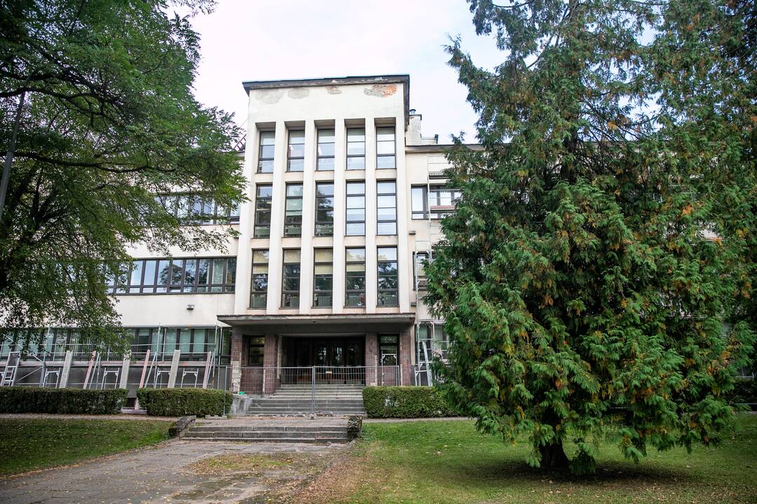 Pastabos: pasak architektų, turėklai nebuvo pažeisti iš vidaus, todėl jų nereikėjo nupjauti.