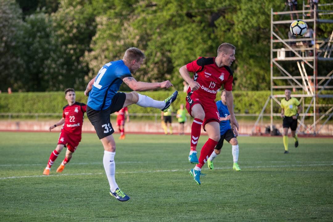 Varžovai: daugiau nei prieš dvejus metus Estijos futbolininkai (mėlynos spalvos marškinėliai) įmušė lietuviams du įvarčius.