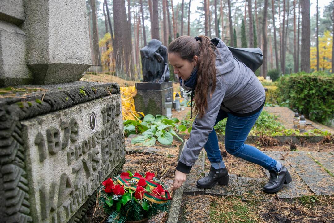 Grupė: kapinėse organizuojamos ir Helovino temos ekskursijos, bet šįsyk čia vaikščiojo literatūrai neabejingos sielos.