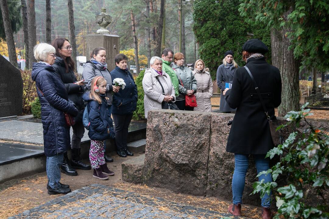 Grupė: kapinėse organizuojamos ir Helovino temos ekskursijos, bet šįsyk čia vaikščiojo literatūrai neabejingos sielos.