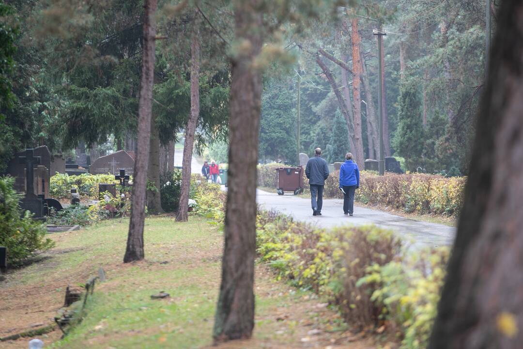 Grupė: kapinėse organizuojamos ir Helovino temos ekskursijos, bet šįsyk čia vaikščiojo literatūrai neabejingos sielos.