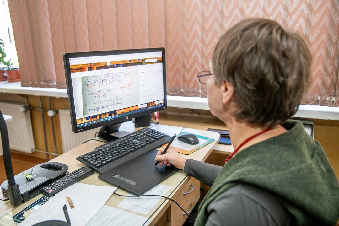Pamokos: mokytoja A.Račinskaitė sukūrė patrauklią nuotolinę fizikos mokymosi sistemą.