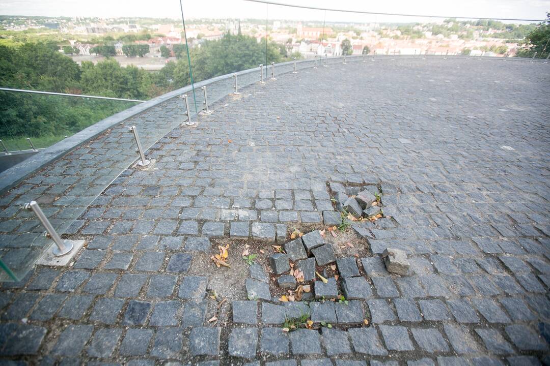 Defektai Aleksoto apžvalgos aikštelėje bado akis