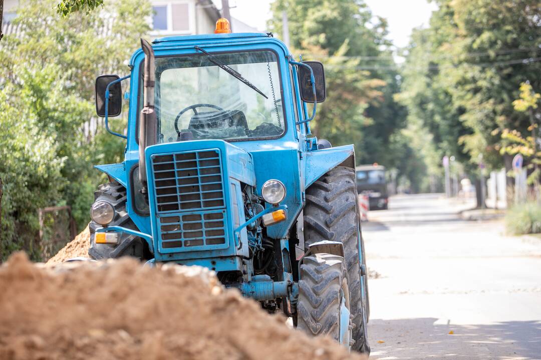Veltui: gyventojai stebisi, kad gatvėje jau keli mėnesiai išrikiuota technika stovi be darbo.