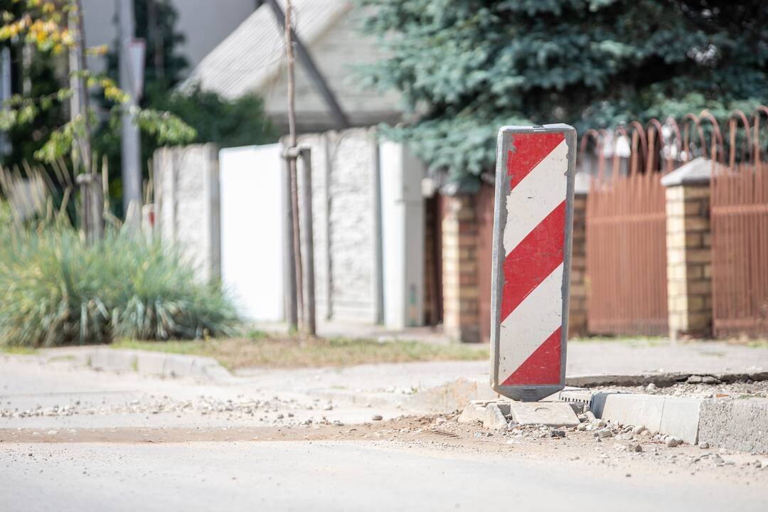 Veltui: gyventojai stebisi, kad gatvėje jau keli mėnesiai išrikiuota technika stovi be darbo.