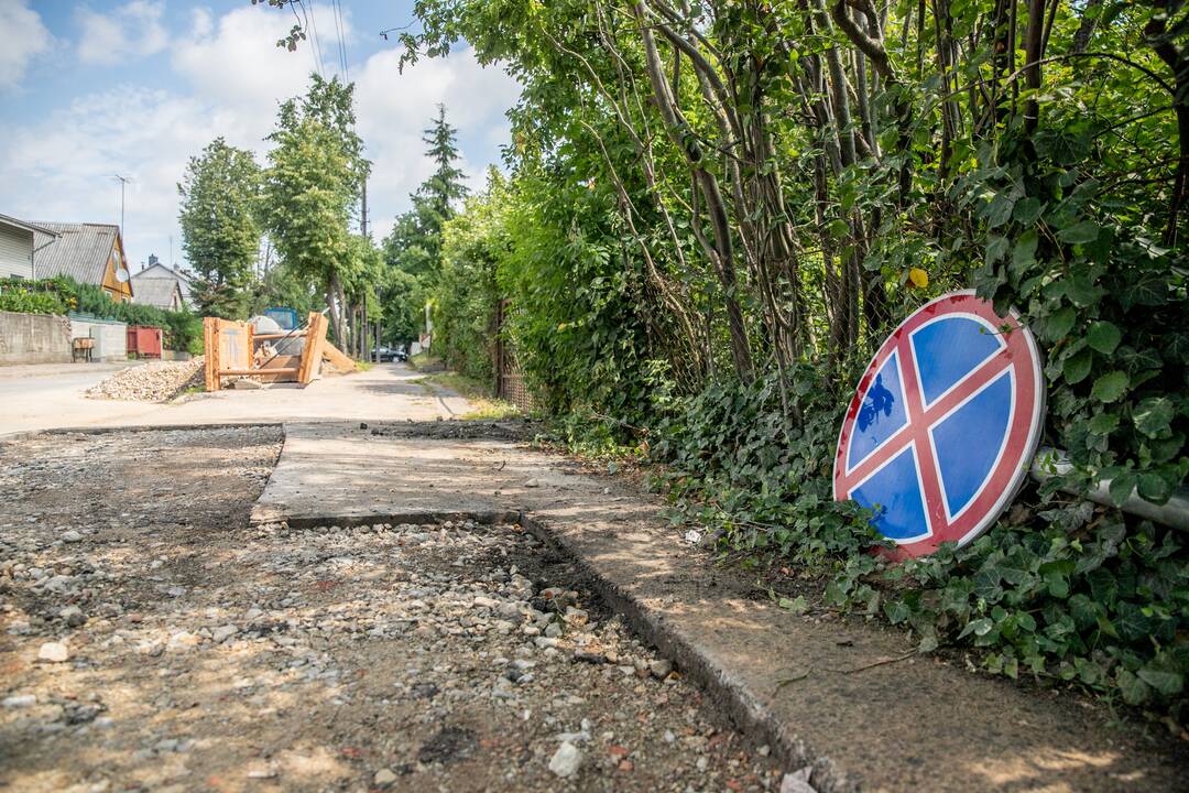 Veltui: gyventojai stebisi, kad gatvėje jau keli mėnesiai išrikiuota technika stovi be darbo.