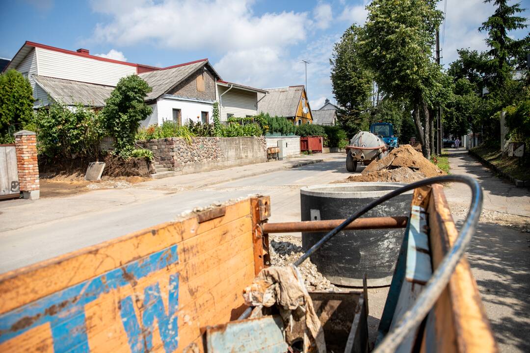 Veltui: gyventojai stebisi, kad gatvėje jau keli mėnesiai išrikiuota technika stovi be darbo.