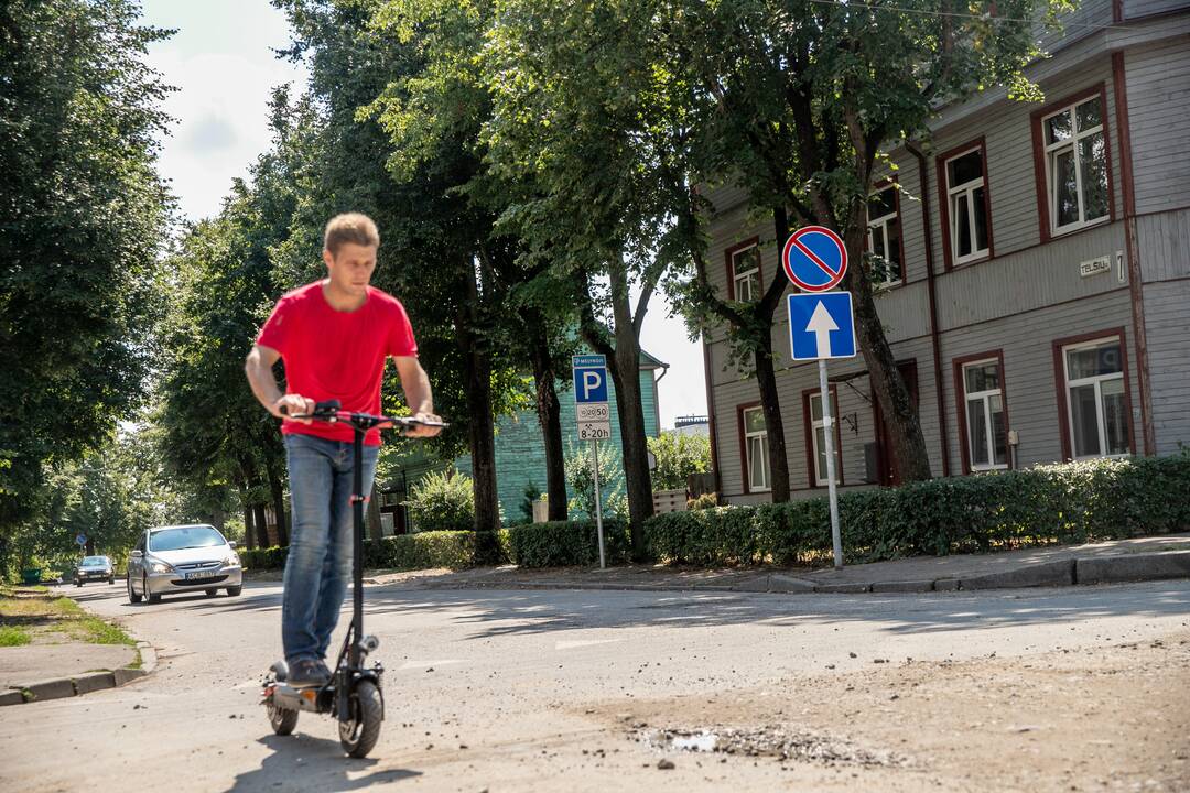 Veltui: gyventojai stebisi, kad gatvėje jau keli mėnesiai išrikiuota technika stovi be darbo.