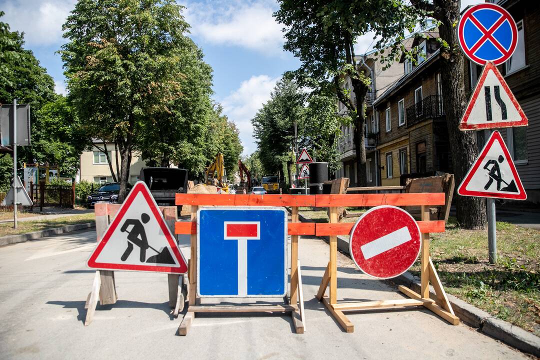 Veltui: gyventojai stebisi, kad gatvėje jau keli mėnesiai išrikiuota technika stovi be darbo.