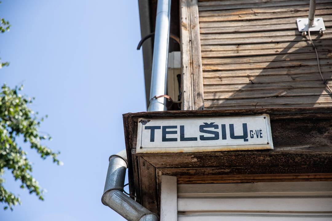 Veltui: gyventojai stebisi, kad gatvėje jau keli mėnesiai išrikiuota technika stovi be darbo.