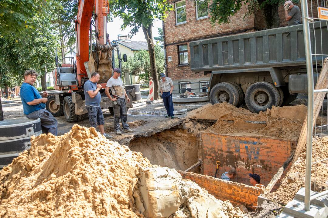Veltui: gyventojai stebisi, kad gatvėje jau keli mėnesiai išrikiuota technika stovi be darbo.