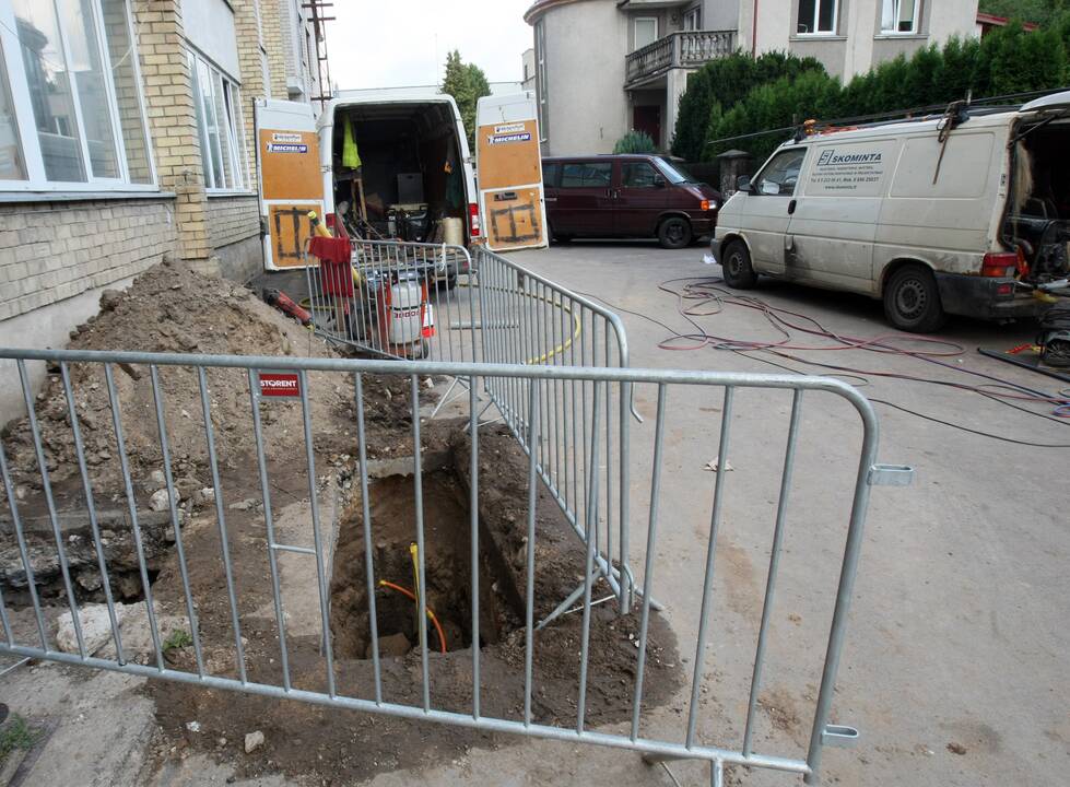 Pikti: Jonavos g. 182-ojo namo gyventojai pyksta, kad ties namais atvertos duobės.