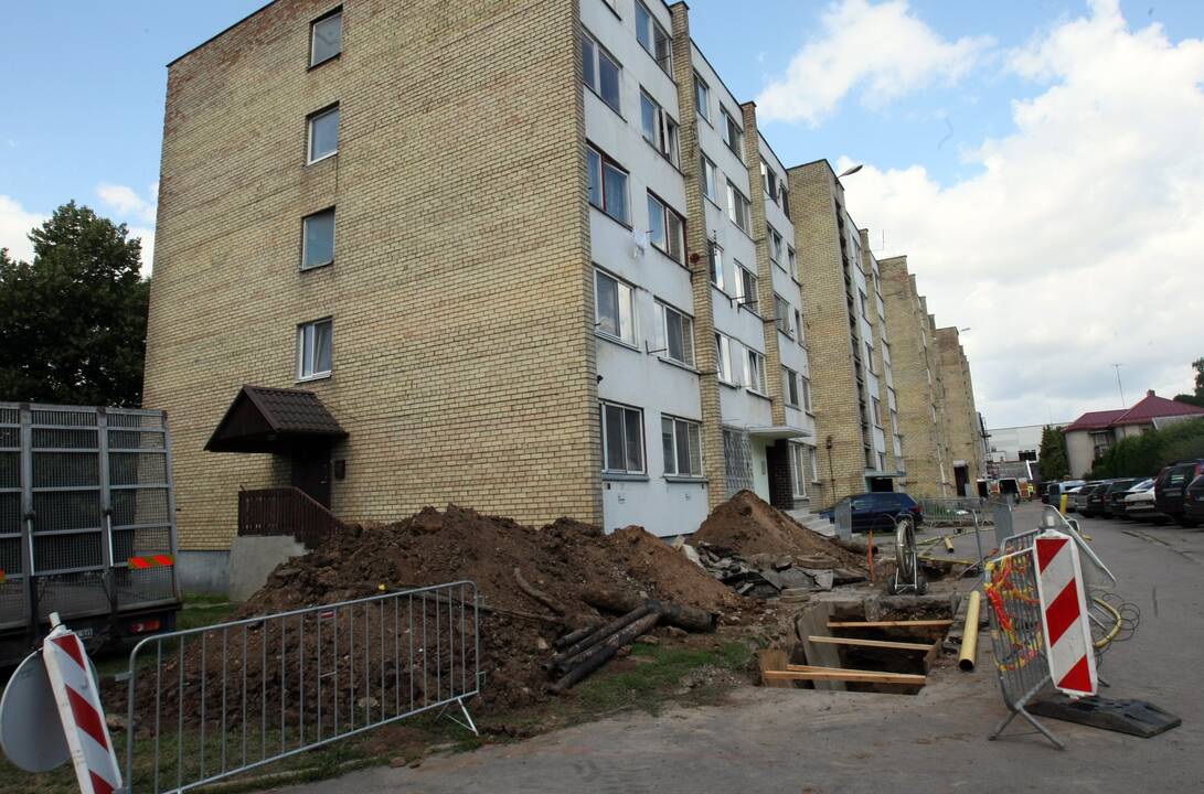 Pikti: Jonavos g. 182-ojo namo gyventojai pyksta, kad ties namais atvertos duobės.