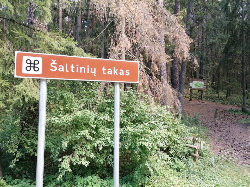 Apleista: Šaltinių take nusitrynę orientaciniai žymėjimai, pačius šaltinius slepia šabakštynai.