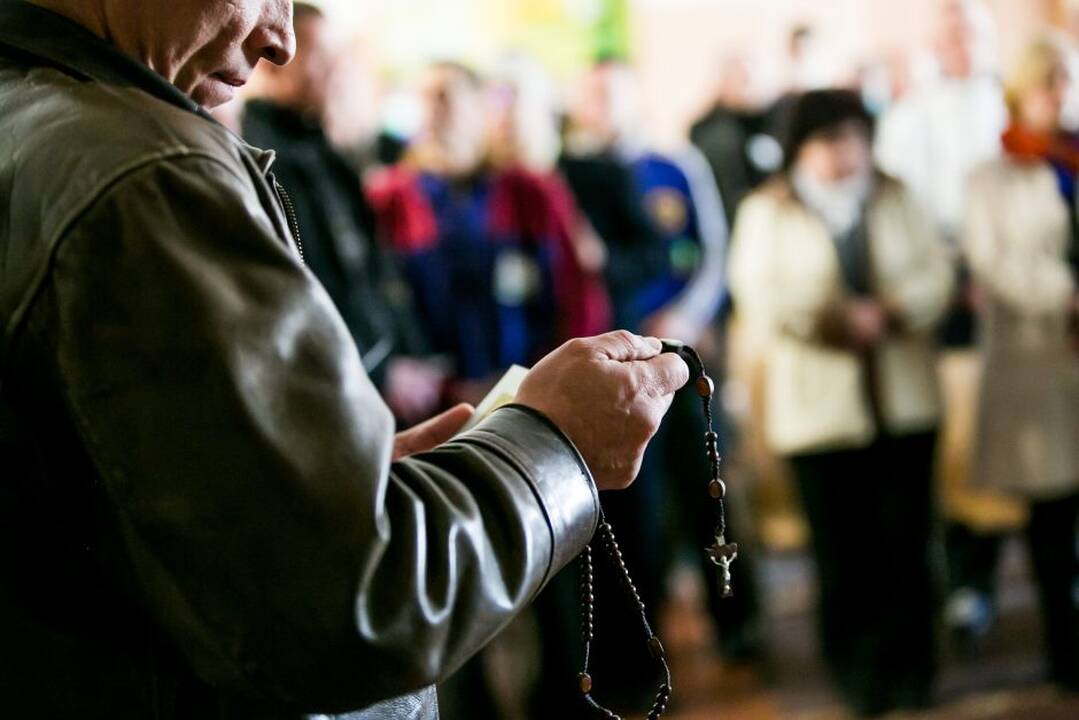 Katalikų vyskupai nusprendė: sekmadienį tikintieji vėl galės eiti į mišias