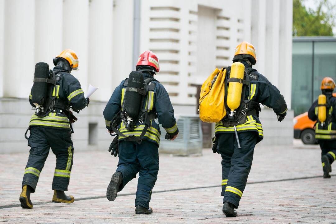 Kauno ugniagesiai gelbėtojai nusikaltimo vietoje sulaikė įtariamus vagis