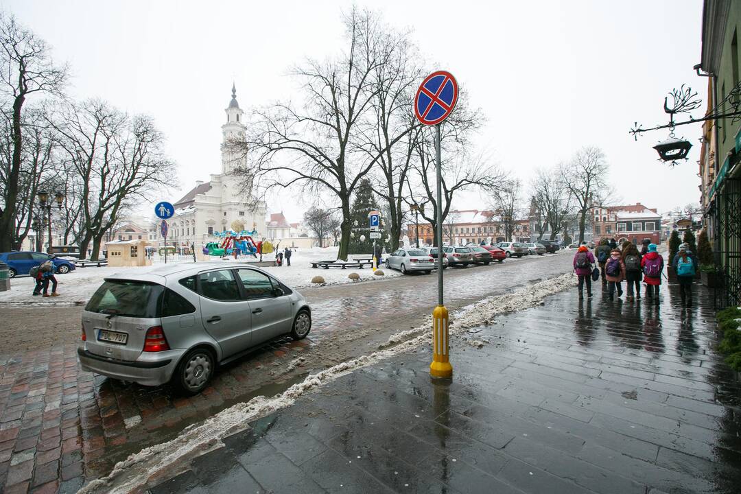 Nepaiso: kai kurie vairuotojai Rotušės aikštėje važiuoja prieš eismą.