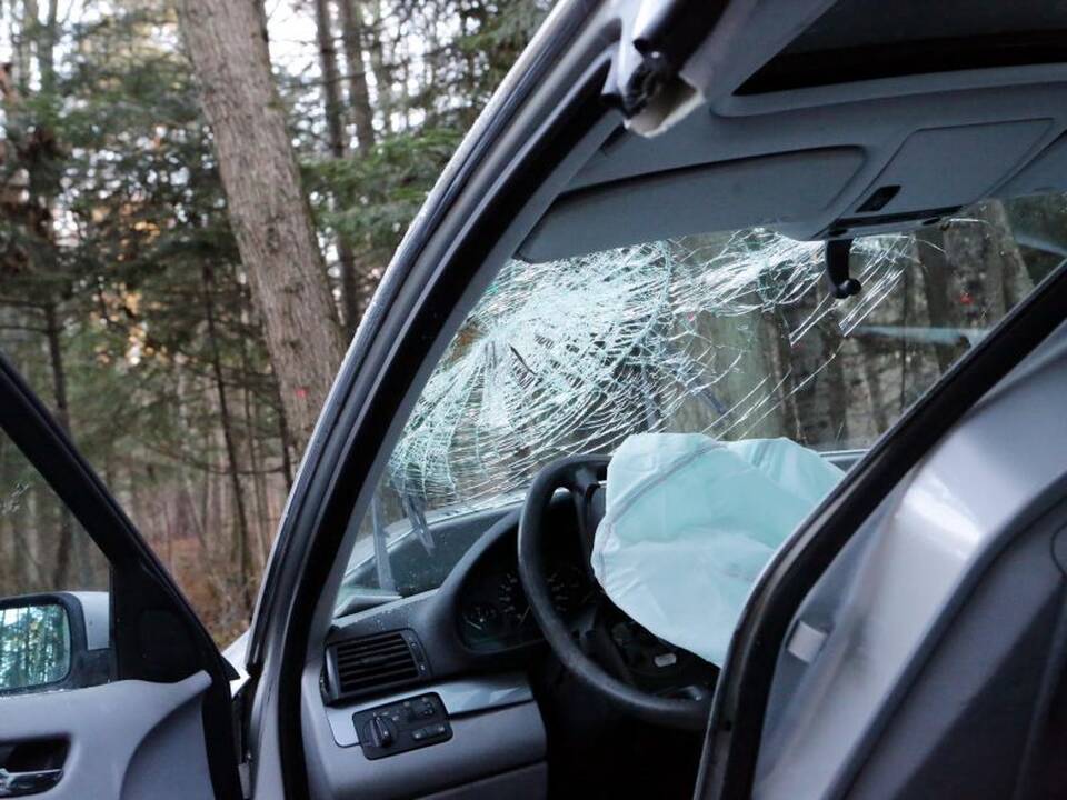 Raseinių rajone „Mercedes-Benz“ rėžėsi į medį: vienas žmogus žuvo, kitas – sužalotas