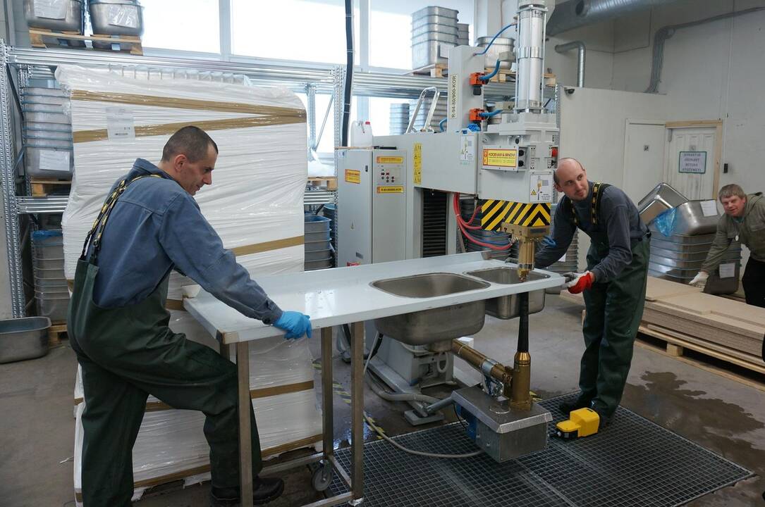 Receptas: pasak verslininkų, valdžia turėtų nuosekliai skatinti pramonės plėtrą ir lygiai vienodai sveikinti tiek vietos, tiek užsienio investicijas į gamybą.