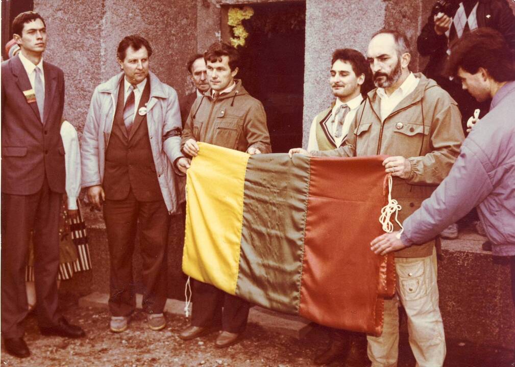Drąsuoliai: su K.Uoka (kairėje) ir A.Patacku (stovi) ant bokšto viršaus buvo užkopęs ir Raimundas Bartusevičius.