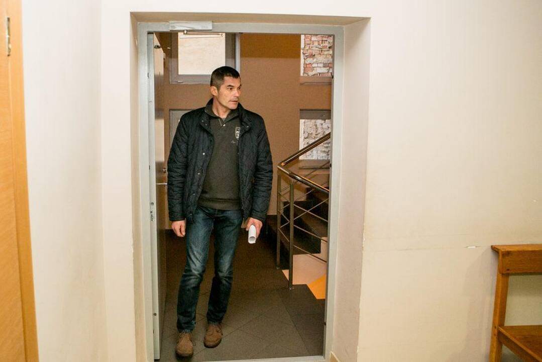 Tarnyba: Jonavos policininkai V.S. ir V.A. pateko į Lietuvos teismų istoriją išsiųsti patikrinti pranešimo apie neadekvačiai kelyje Jonava-Kaunas besielgiantį asmenį.