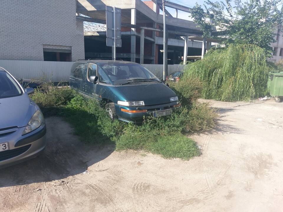 Džiunglės: kai kurie vairuotojai automobilius palieka tarp aukštų žolių.
