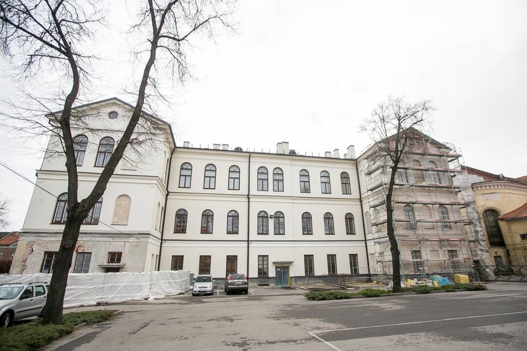 Ženklai: kone ant visų gimnazijos durų užklijuotos ištraukos iš skirtingų Maironio eilių.