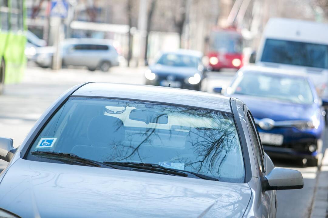 Situacija: kontrolieriams neretai kyla abejonių, ar prabangaus automobilio savininkas tikrai neįgalus ar tiesiog neteisėtai naudojasi lengvata, tačiau juos nubausti itin sudėtinga.