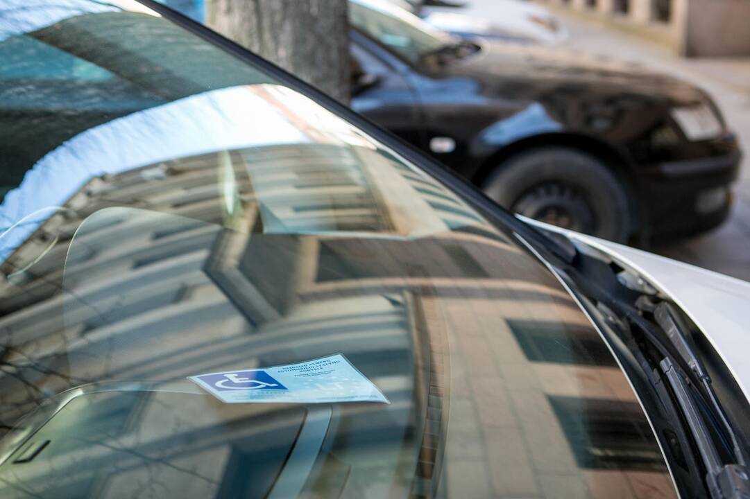 Situacija: kontrolieriams neretai kyla abejonių, ar prabangaus automobilio savininkas tikrai neįgalus ar tiesiog neteisėtai naudojasi lengvata, tačiau juos nubausti itin sudėtinga.
