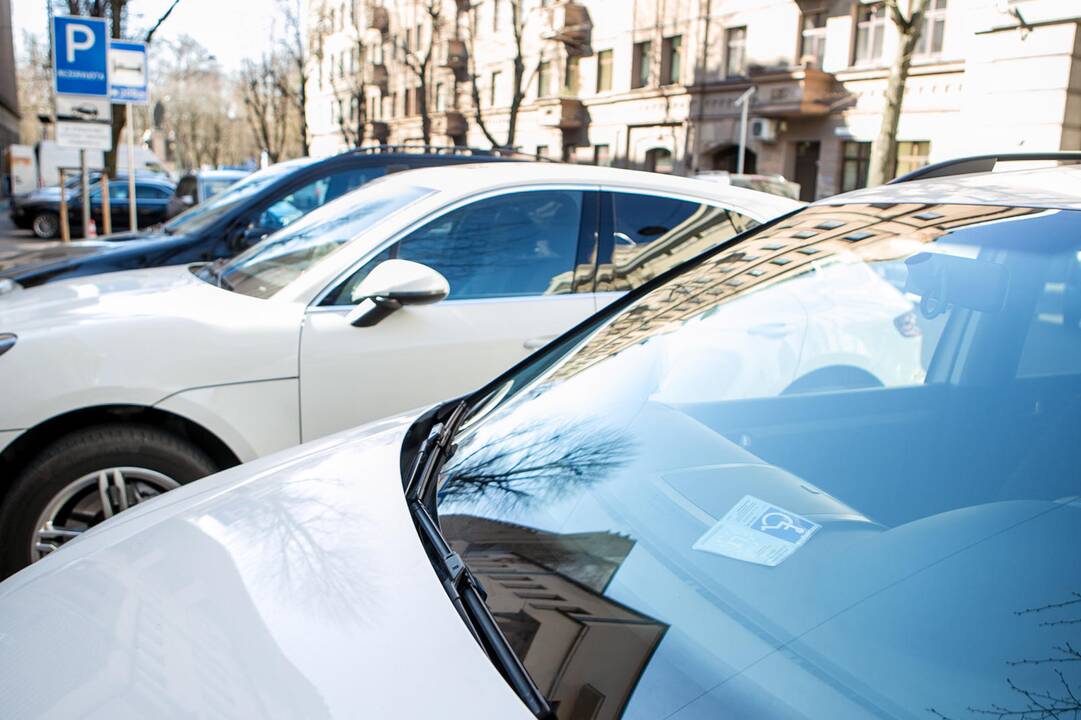 Situacija: kontrolieriams neretai kyla abejonių, ar prabangaus automobilio savininkas tikrai neįgalus ar tiesiog neteisėtai naudojasi lengvata, tačiau juos nubausti itin sudėtinga.