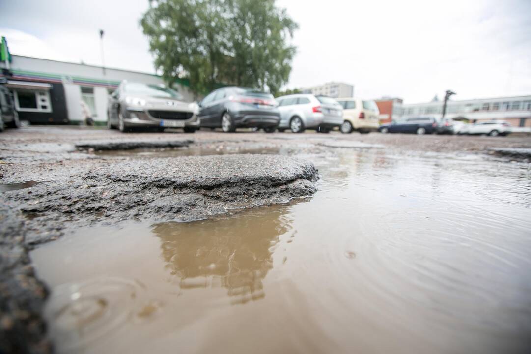 Pažadai: savivaldybė jau daug metų atidėlioja planus sutvarkyti Taikos prospekte esančią aikštelę.