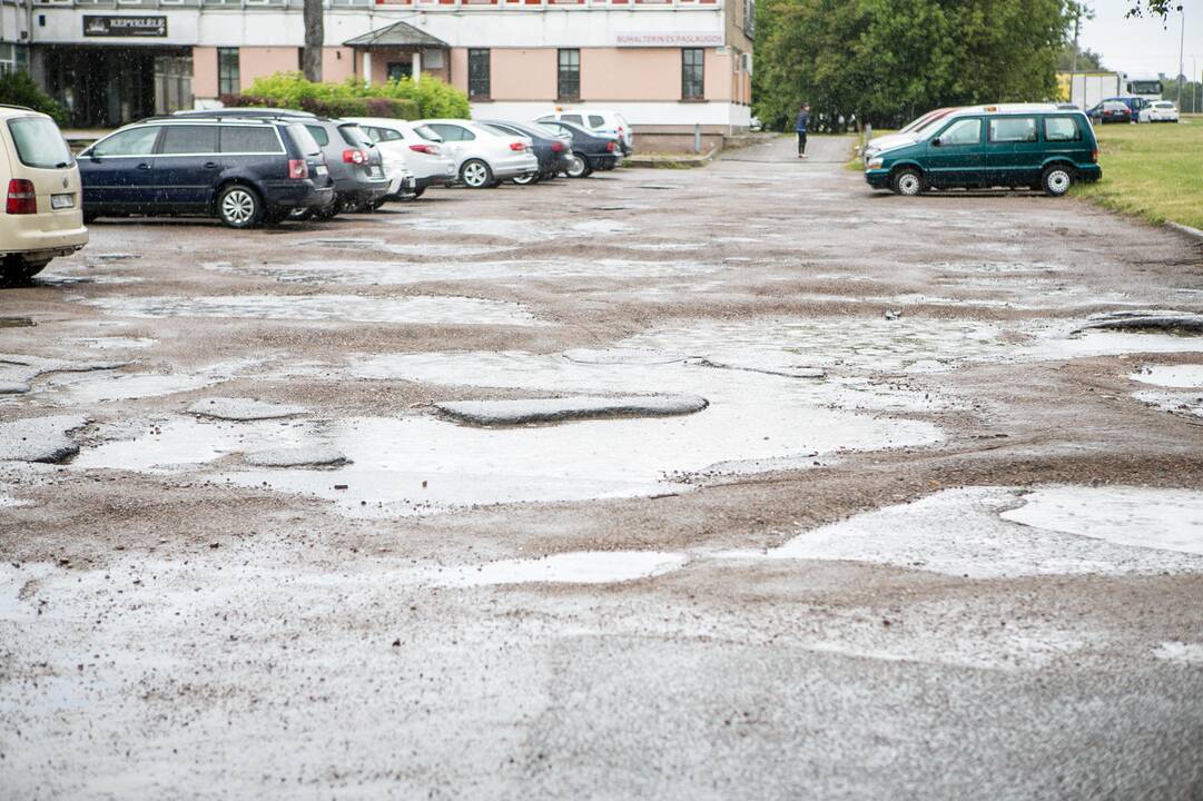 Pažadai: savivaldybė jau daug metų atidėlioja planus sutvarkyti Taikos prospekte esančią aikštelę.