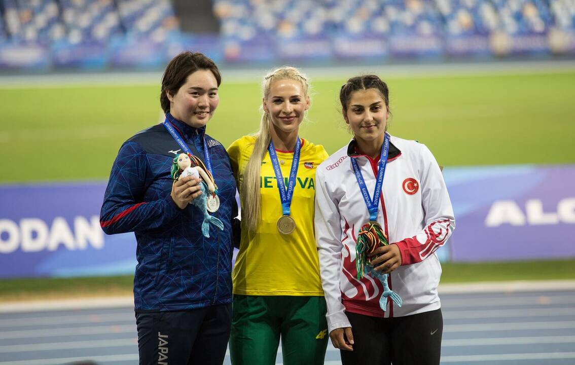 Trofėjus: šį mėnesį pasaulio studentų sporto žaidynėse – universiadoje – Lietuvos ieties metikė iškovojo aukso medalį.