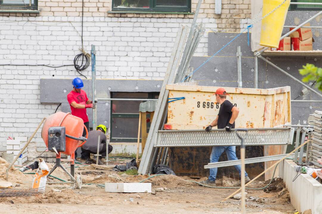 Apšiltins: aplink Panemunėje įsikūrio KTU licėjaus pastato fasadą dabar pluša darbininkai.