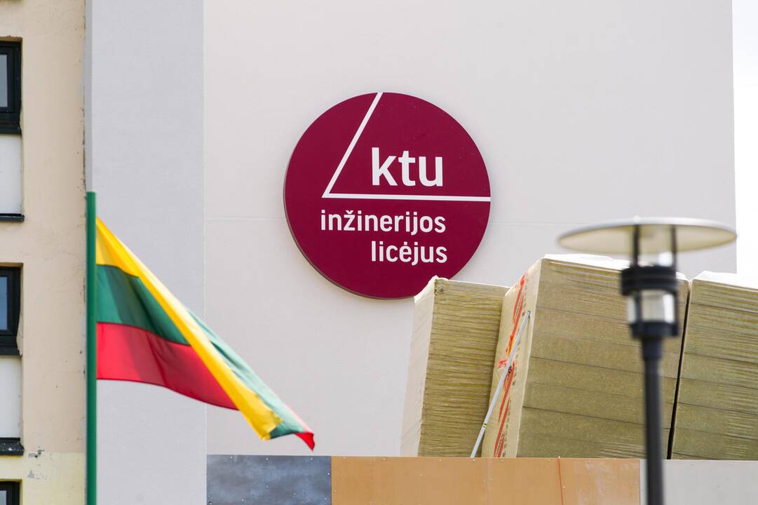 Apšiltins: aplink Panemunėje įsikūrio KTU licėjaus pastato fasadą dabar pluša darbininkai.