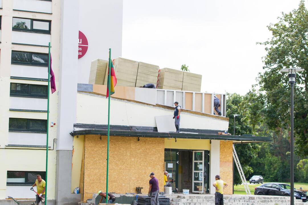 Apšiltins: aplink Panemunėje įsikūrio KTU licėjaus pastato fasadą dabar pluša darbininkai.
