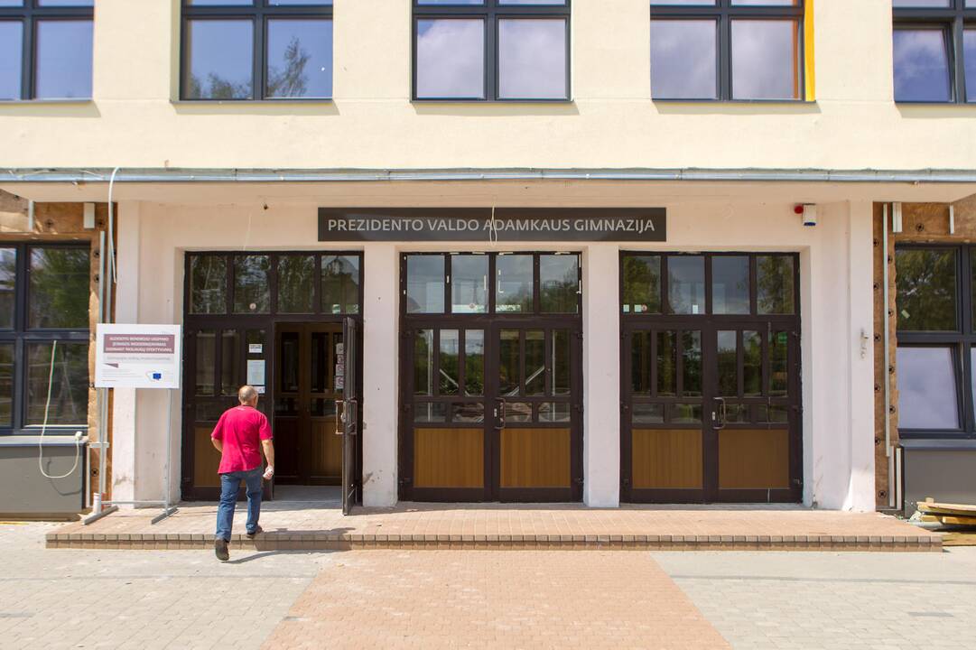 Apšiltins: aplink Panemunėje įsikūrio KTU licėjaus pastato fasadą dabar pluša darbininkai.