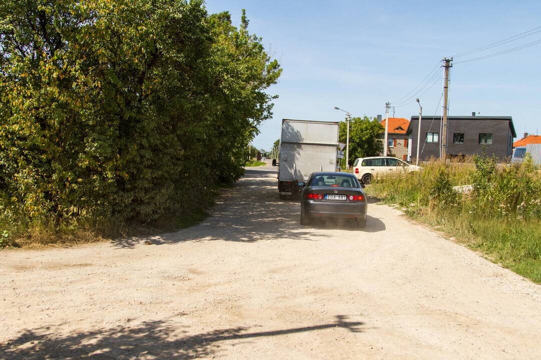 Kenčia: pravažiuojantys automobiliai nuolat kelia dulkių debesis.