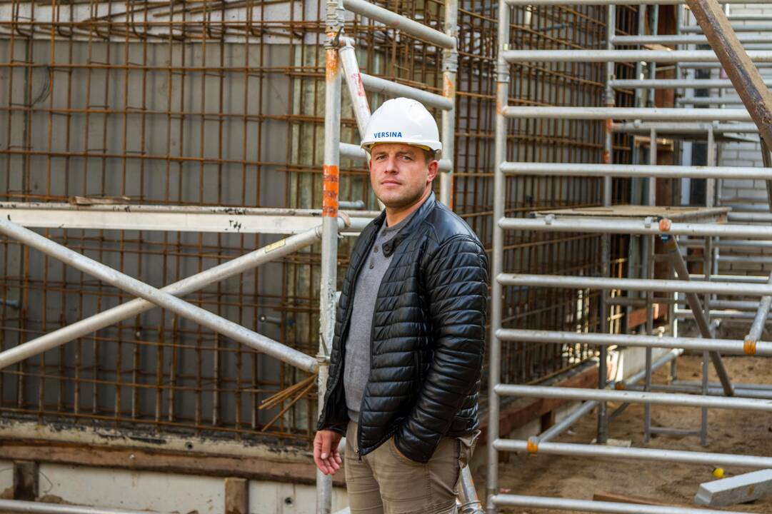 Pagreitis: statybvietėje darbuojasi vis daugiau technikos ir žmonių.