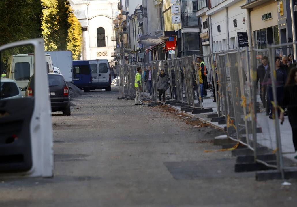 Situacija: verslininkai pastebi, kad "Autokaustos" darbininkai dirba neproduktyviai.