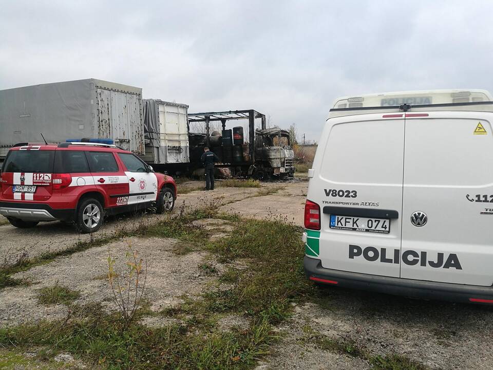 Įtarimai: manoma, kad krovininis įmonės automobilis buvo padegtas iš keršto.