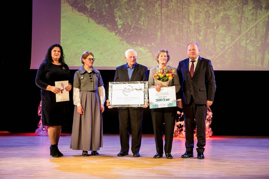 Geriausieji: (iš kairės) konkurso „Metų ūkis 2019“ I vietos laimėtojai K. ir S.Paurai, III vietą užėmusi D.Šinkevičienė ir II vietos nugalėtojai V.Grumadas ir E.Jagėla.