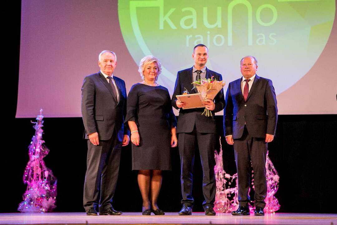 Geriausieji: (iš kairės) konkurso „Metų ūkis 2019“ I vietos laimėtojai K. ir S.Paurai, III vietą užėmusi D.Šinkevičienė ir II vietos nugalėtojai V.Grumadas ir E.Jagėla.