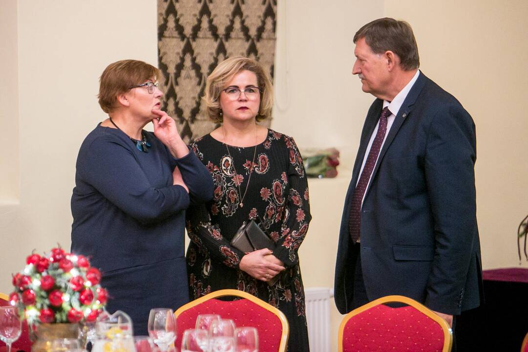 Geriausieji: (iš kairės) konkurso „Metų ūkis 2019“ I vietos laimėtojai K. ir S.Paurai, III vietą užėmusi D.Šinkevičienė ir II vietos nugalėtojai V.Grumadas ir E.Jagėla.