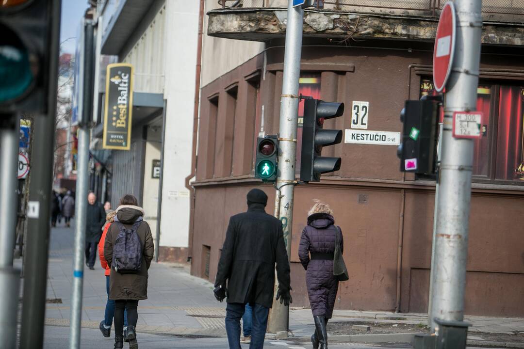 Tvarka: keliose Kęstučio gatvės sankryžose pėstiesiems iš visų pusių vienu metu dega žalias šviesoforo signalas.