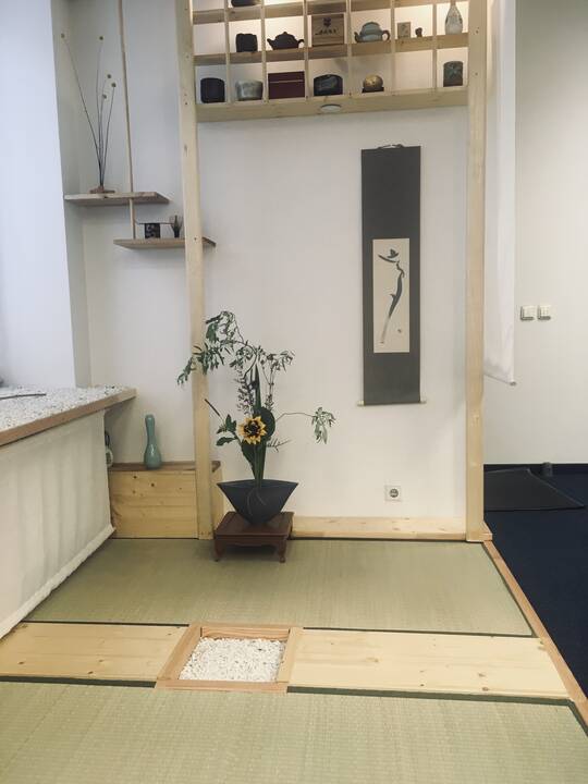 Specifika: japoniška gėlių išdėstymo struktūra, pasak dirbtuvių vedėjos L.Vanagienės, vaizduoja dangų, žemę ir žmogų.