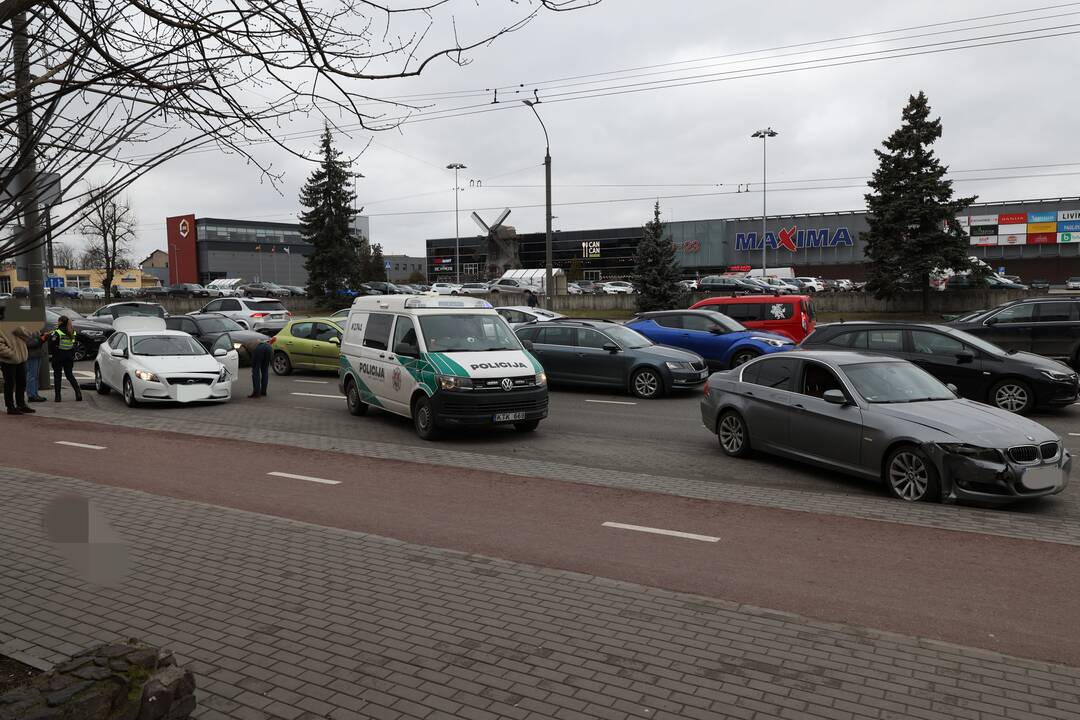 „Volvo“ ir BMW susidūrimas Savanorių prospekte