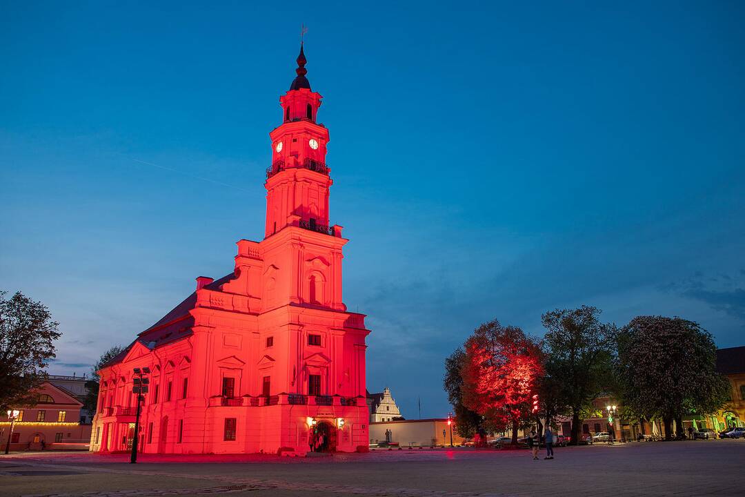 Kauno rotušė nusidažė raudonai: tikslas – atkreipti dėmesį į širdies ligas